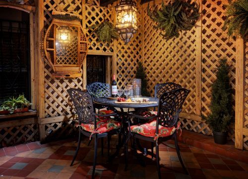 Dine al fresco in our Blue Parrot Courtyard.